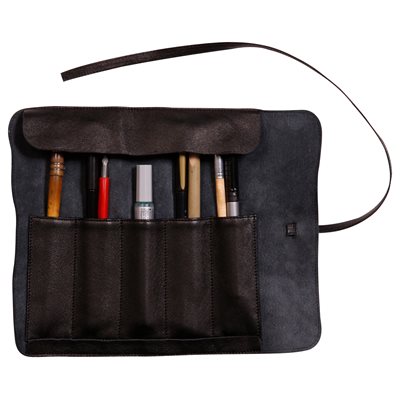FLYING SPIRIT, TROUSSE NOIRGLACÉ EN ROULEAU, CUIR D'AGNEA FLYING SPIRIT, TROUSSE NOIRGLACÉ EN ROULEAU, CUIR D'AGNEA
